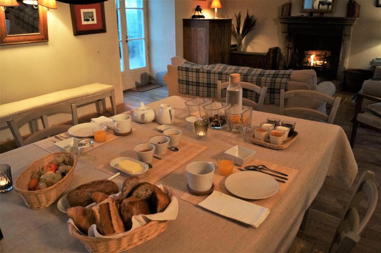 Les Chambres Du Logis Du Chatelier Bressuire Eksteriør billede