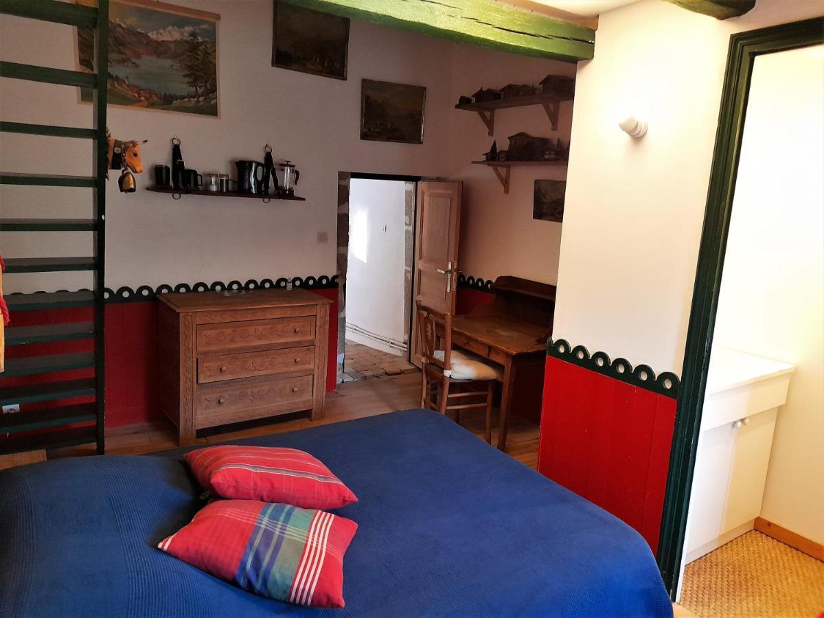 Les Chambres Du Logis Du Chatelier Bressuire Eksteriør billede
